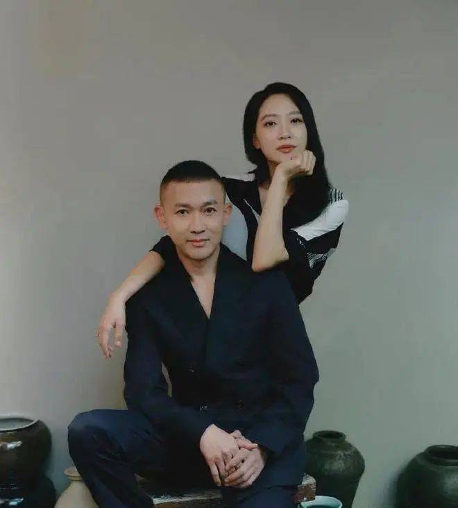 星全网羡慕每一对夫妻都是神仙眷侣！九游会j9登录娶粉丝当老婆的5位男(图2)