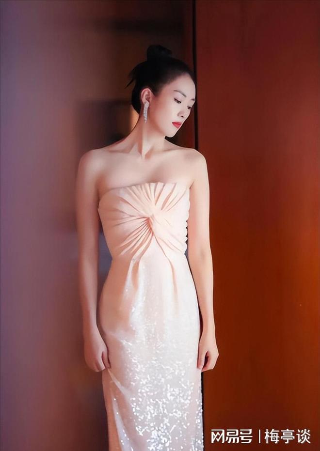 照暴露童瑶真实夫妻关系难怪她能这么火ag九游会登录嫁给富豪6年一张抽烟(图2)
